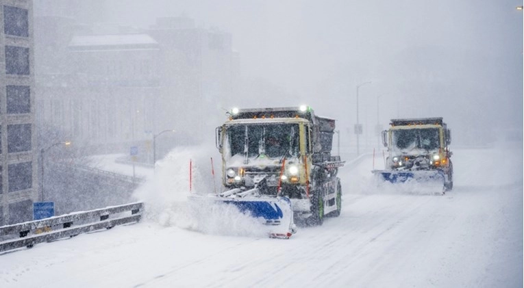 Kaos zbog velike zimske oluje u SAD-u. Najmanje 17 mrtvih, ogromni problemi u prometu